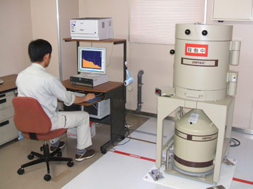 ゲルマニウム半導体検出器を用いて放射線分析を実施している写真
