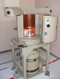 測定用試料をセット中のゲルマニウム半導体検出器の外観写真