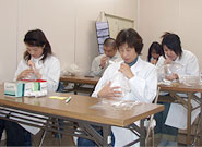 臭気指数測定中の写真 臭気指数測定中の写真